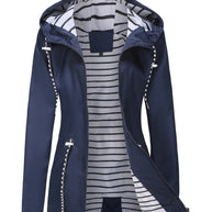 langer, wasserdichter, winddichter Sommermantel im sportlichen Stil