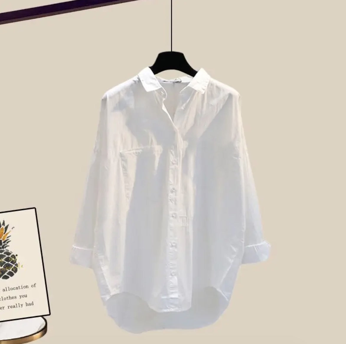 Weißes Langarmshirt mit Kragen und Knöpfen