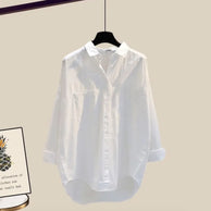 Weißes Langarmshirt mit Kragen und Knöpfen