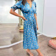 Kleid mit tiefem V-Ausschnitt und Polka Dots