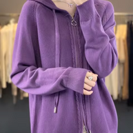 – Gestrickte Strickjacke mit Kapuze