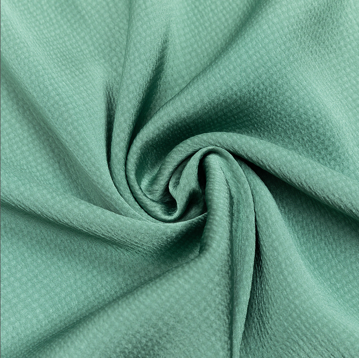 Asymmetrisches, figurbetontes Maxikleid mit hohem Schlitz | Grün