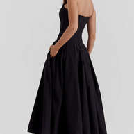 Trägerloses plissiertes Kleid mit V-Ausschnitt