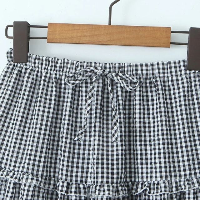 W&W Mode | Gestuftes Gingham-Midirock mit Rüschendetail