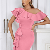 Asymmetrisches, figurbetontes Midikleid mit Rüschenkragen | Rosa