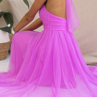 Feminines Sommerkleid mit fließendem Rock & eleganter Silhouette
