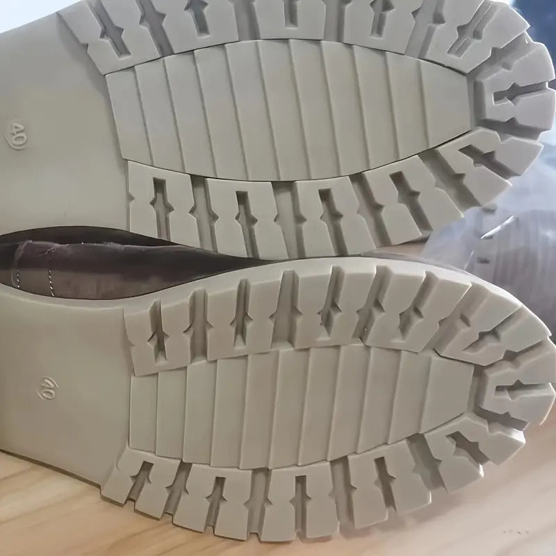 Schneestiefel mit klobigem Absatz und halbhoher Sohle