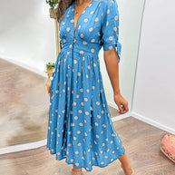 Kleid mit tiefem V-Ausschnitt und Polka Dots
