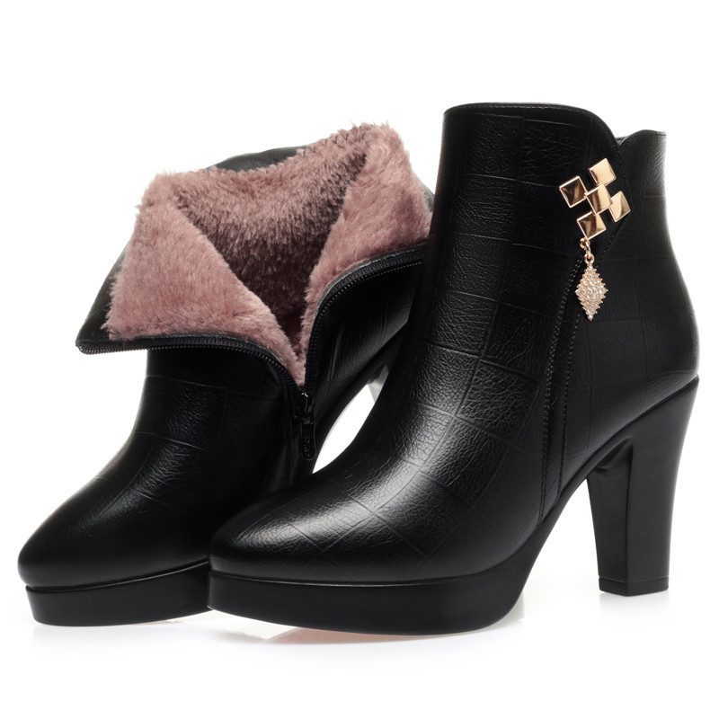 WW | Damenstiefel mit Absatz und Dekorativem Anhänger Reißverschluss