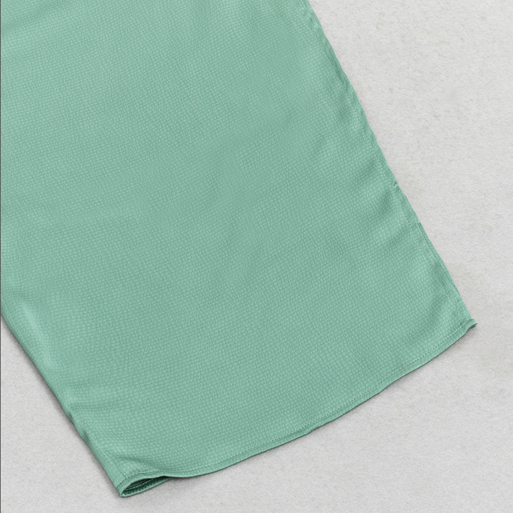 Asymmetrisches, figurbetontes Maxikleid mit hohem Schlitz | Grün