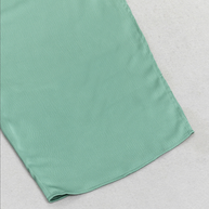 Asymmetrisches, figurbetontes Maxikleid mit hohem Schlitz | Grün