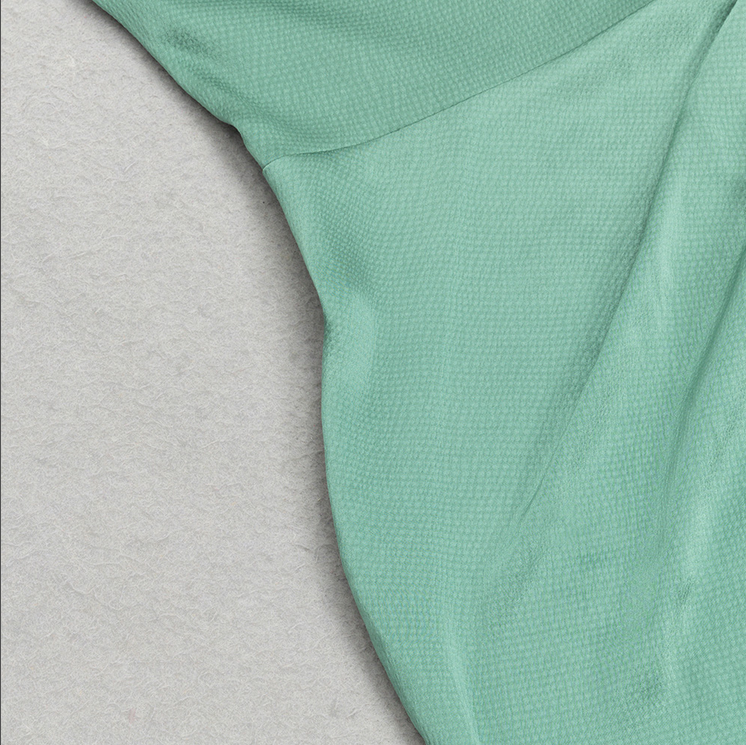 Asymmetrisches, figurbetontes Maxikleid mit hohem Schlitz | Grün