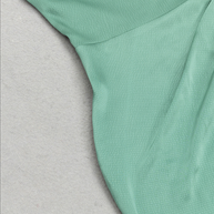 Asymmetrisches, figurbetontes Maxikleid mit hohem Schlitz | Grün