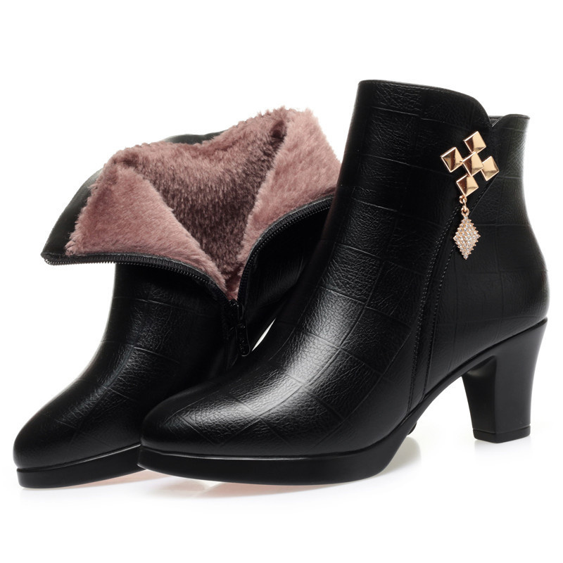 WW | Damenstiefel mit Absatz und Dekorativem Anhänger Reißverschluss