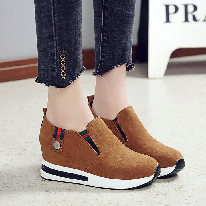Damen Wedge-Sneaker mit modernem Slip-On-Design und bequemer Sohle W&W Mode