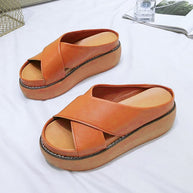 Damen Komfortable Plateau-Pantoletten mit elegantem Überkreuz-Design W&W