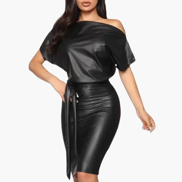 W&W Mode | Schulterfreies Kleid aus Kunstleder