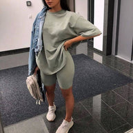 Damen sportliches Zweiteiliges Set mit T-Shirt und Shorts WW