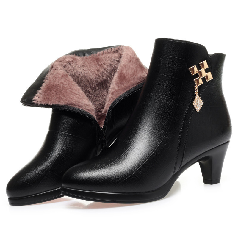 WW | Damenstiefel mit Absatz und Dekorativem Anhänger Reißverschluss