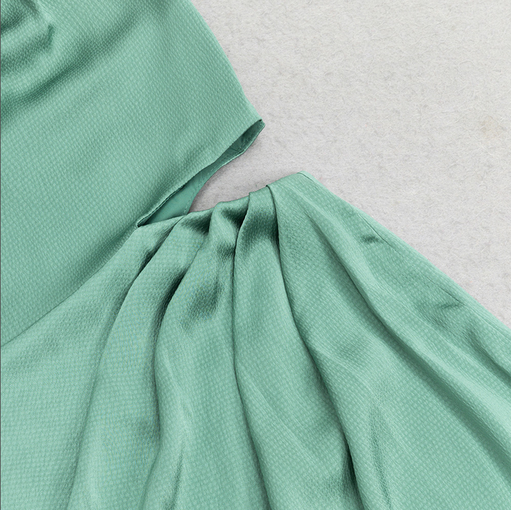 Asymmetrisches, figurbetontes Maxikleid mit hohem Schlitz | Grün