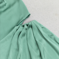 Asymmetrisches, figurbetontes Maxikleid mit hohem Schlitz | Grün