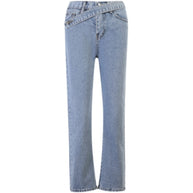 WW taillierte Jeans mit unregelmäßigem Gürtel in Distressed-Look