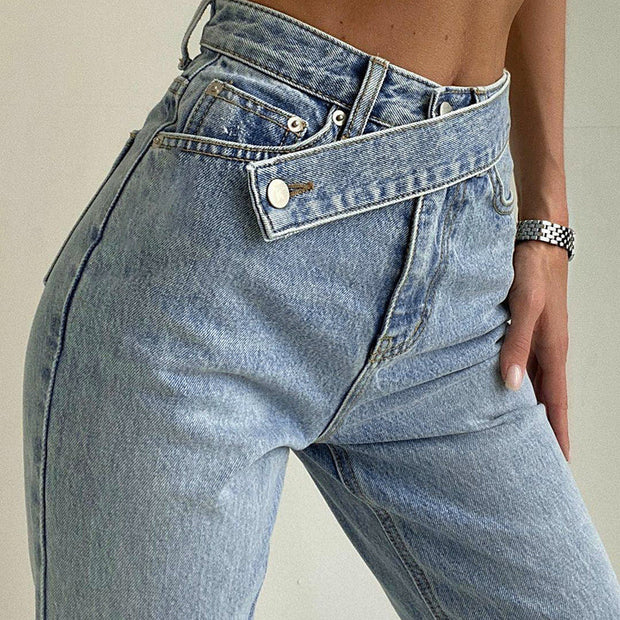 WW taillierte Jeans mit unregelmäßigem Gürtel in Distressed-Look