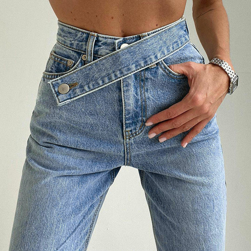 WW taillierte Jeans mit unregelmäßigem Gürtel in Distressed-Look