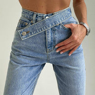 WW taillierte Jeans mit unregelmäßigem Gürtel in Distressed-Look