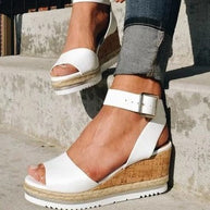 Sandalen mit Schnallen-Keilabsatz