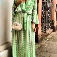 WW | V-Ausschnitt Kleid mit Taille und bedrucktem Schlitz Joint