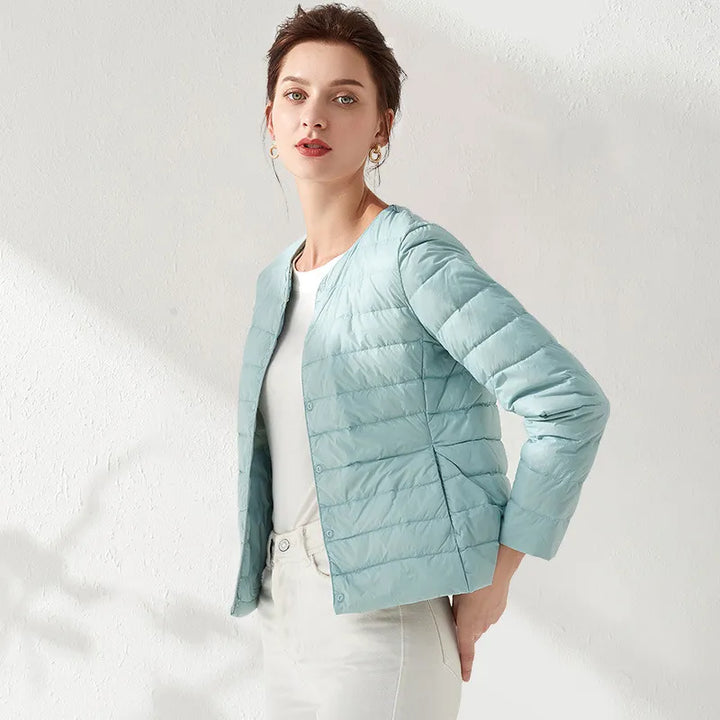 W&W Mode | Leichte, kragenlose und figurbetonte Steppjacke für Frauen
