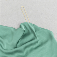 Asymmetrisches, figurbetontes Maxikleid mit hohem Schlitz | Grün