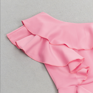 Asymmetrisches, figurbetontes Midikleid mit Rüschenkragen | Rosa