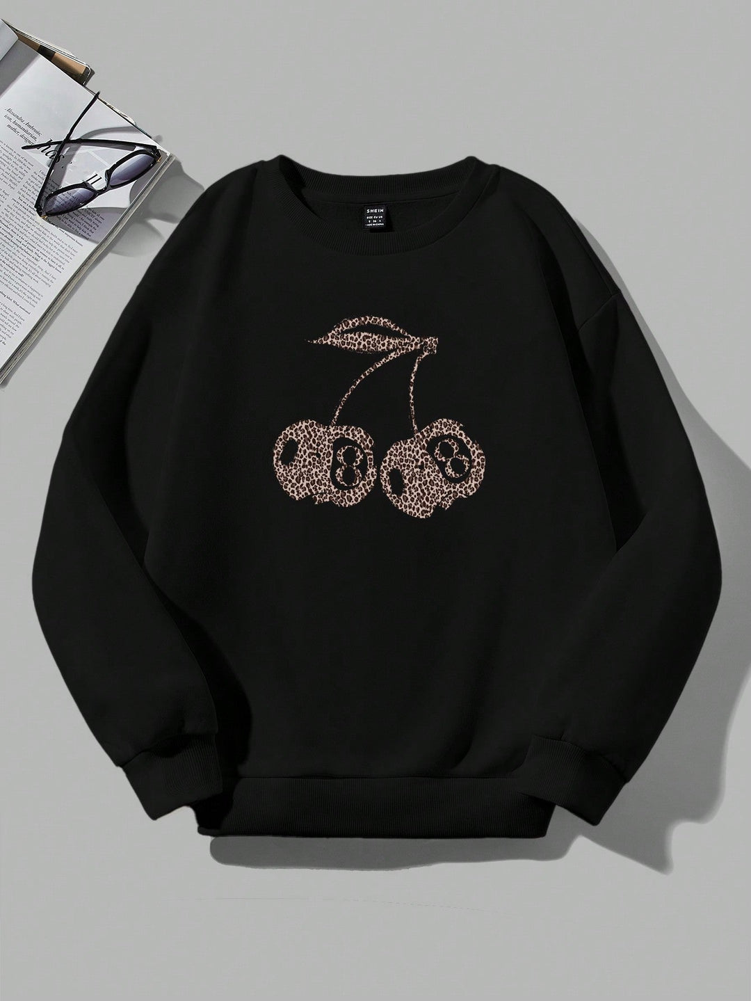 W&W Mode | Lässiges Leopard- und Kirschgrafik-Sweatshirt in Schwarz