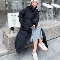 und lange Daunenjacke