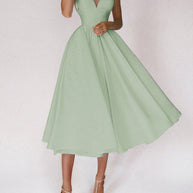 WW Grace | Das elegante Trägerkleid mit V-Ausschnitt