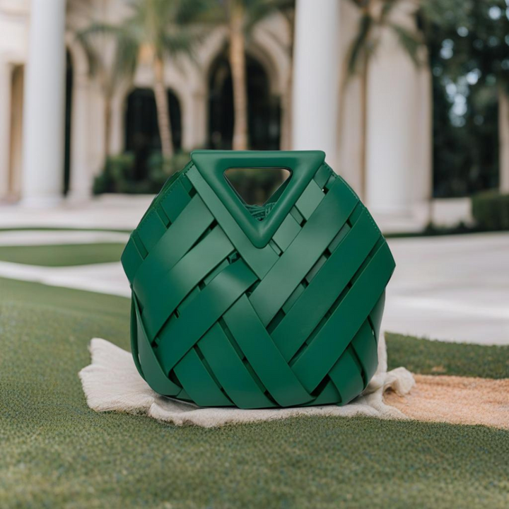 Kleine Damenhandtasche mit Kettenriemen