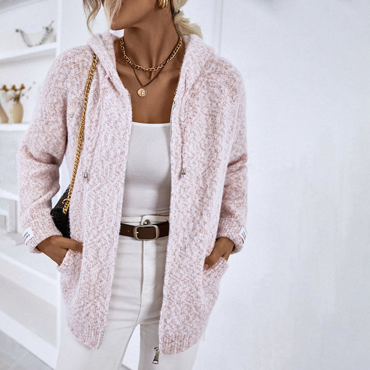 W&W Mode trifft Funktionalität: Entdecke Nora's Kapuzen-Cardigan