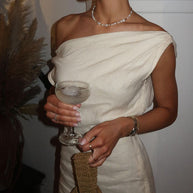 Leinenkleid mit schräger Schulter