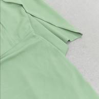 Asymmetrisches, figurbetontes Midikleid mit Drapierungsdetail | Grün