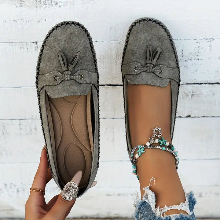 W&W Mode | Klassische Wildleder Slipper mit Quastendetail für Damen