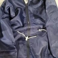 langer, wasserdichter, winddichter Sommermantel im sportlichen Stil