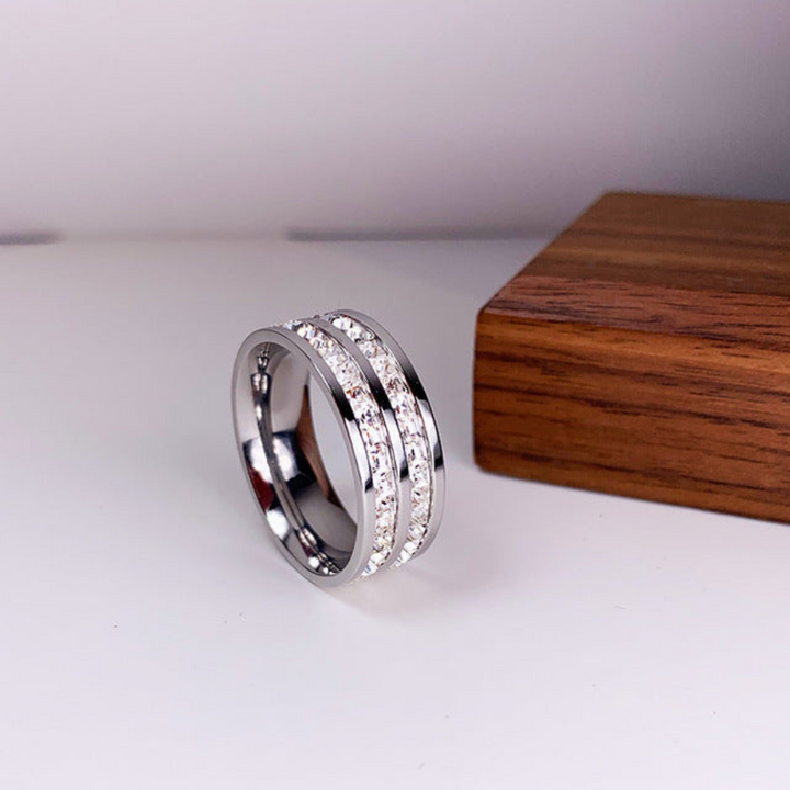 W&W Mode | Eleganter Eingelegter Zirkonia Ring Gold