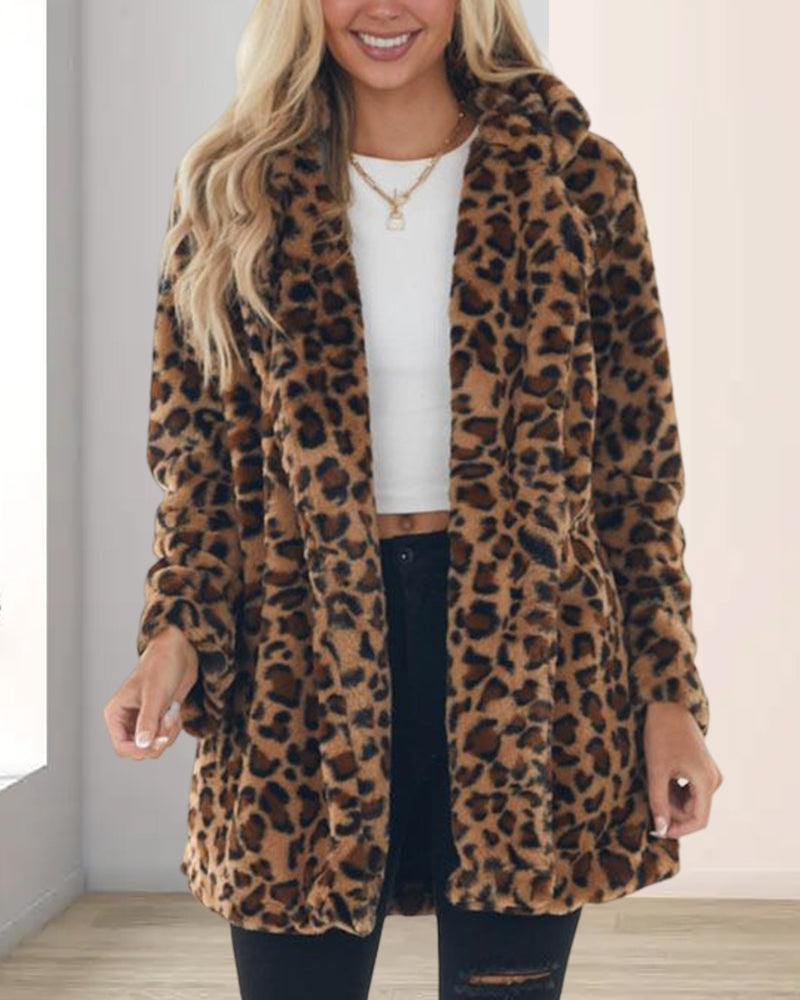 WildElegance: Plüschjacke mit Leopardenmuster