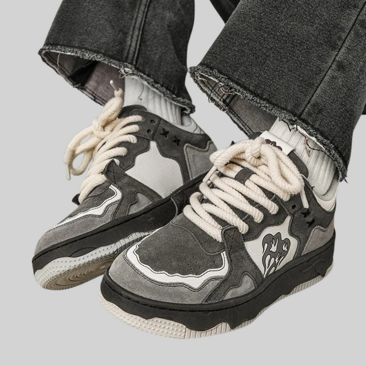 Sportliche Sneaker mit flachem Schaft und Gummisohle