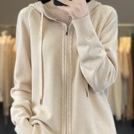 – Gestrickte Strickjacke mit Kapuze