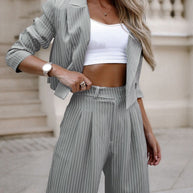 WW | Teil Blazer und Hose - gestreifter Cropped Blazer und weite Hose mit hoher Taille