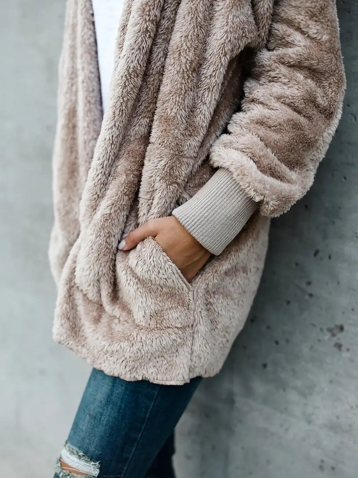 Flauschige Jacke mit Kapuze