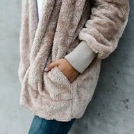 Flauschige Jacke mit Kapuze